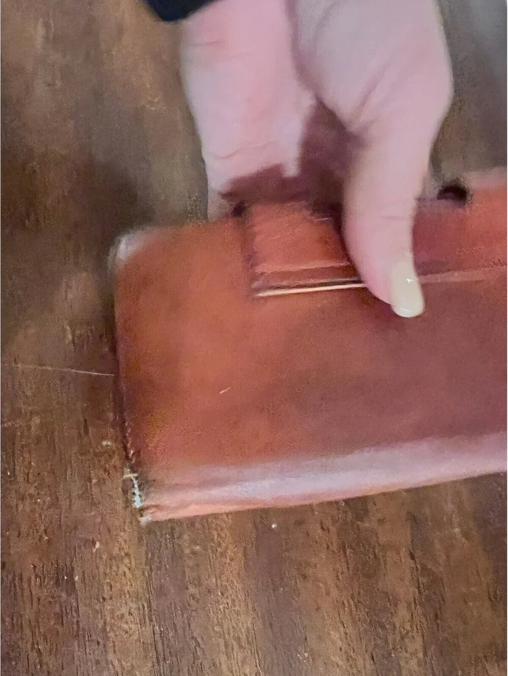 Vintage Brown Leather Wallet with Magnetic Closure and Multiple Card Slots